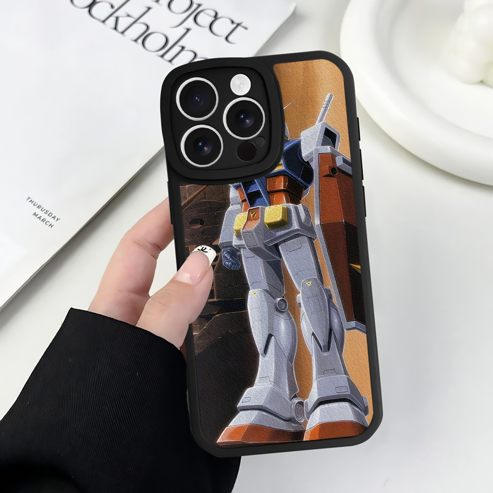 （画像用） 機動戦士ガンダム Mobile Suit Gundam 【iPhone 16シリーズ対応】シリコンスマホケース（レザー調） 材質：シリコン